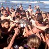 Туристы до смерти замучили маленького дельфина ради селфи (видео)