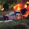 Чудом выжил: подросток выбрался из-под обломков горящего самолета (видео) 