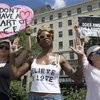В Вашингтоне женщины протестуют против миграционной политики Трампа
