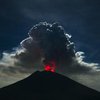 На Бали началось извержение вулкана: закрыты аэропорты (видео)