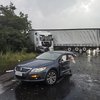 Под Киевом грузовик разорвал пополам иномарку (фото)