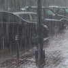 В Киеве затопило улицы: "поплыли" даже троллейбусы (видео)