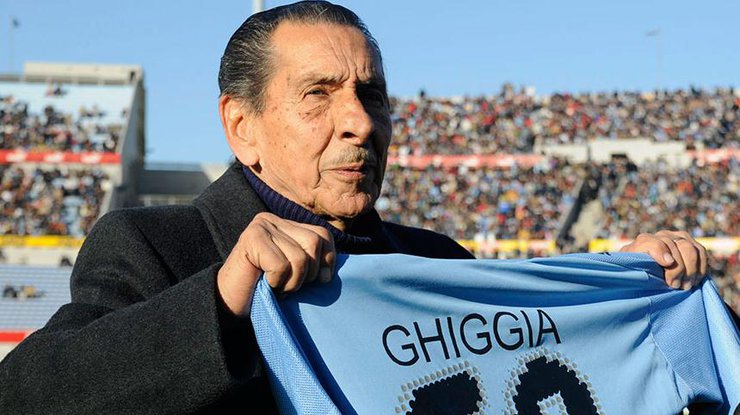 Нападающий сборной Уругвая Эдгардо Гиджа.
