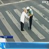 У Китаї поліцейський переніс через дорогу дідуся (відео)