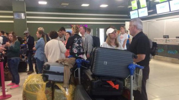 Пассажиры в аэропорту "Киев"