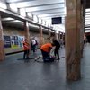 В метро Киева полицейский избил лежащего пассажира (видео)