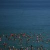 Тысячи женщин искупались голыми ради рекорда (фото)