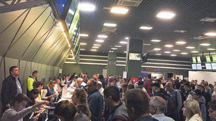 Украинцы в аэропорту Туниса 