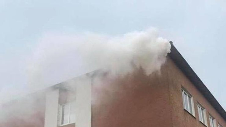 Молния ударила в крышу школы. Фото: Павел Бойченко в Facebook