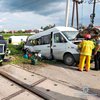 Под Черновцами поезд снес автобус, погибли люди (видео)