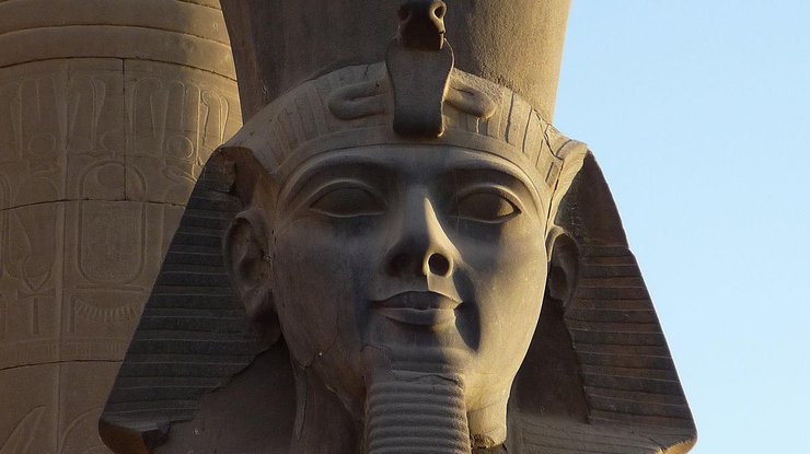 Статуя фараона Рамзеса Великого в Луксоре