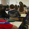Школьникам Франции запретили ходить с телефонами