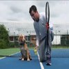 Британський тенісист готує пса до турніру (відео)