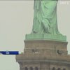 У США зі Статуї Свободи знімали активістку (відео)