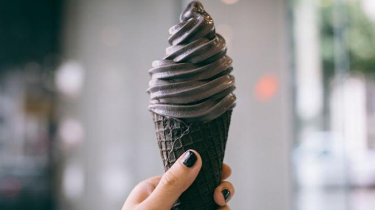 Черное мороженое может серьезно навредить