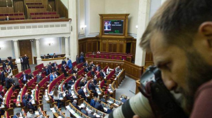 Депутатам не нравится, что их снимают без согласия. Фото: ukrafoto.com