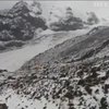 Капризы природы: горный курорт Грузии замело снегом (видео)