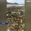 На мексиканський курорт винесло з океану тонни пластику (відео)