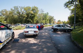 Инкассаторы пытались догнать грабителей, но врезались в "Москвич". Фото: "Информатор".