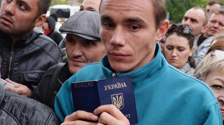 Лишь официально на заработки в Россию уехали около 238 700 украинцев. Илл.: oko-planet.su