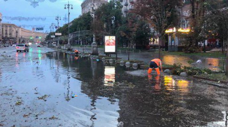 Ливень буквально затопил улицы Киева. Фото: "Информатор"