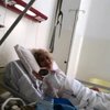 Выжившую на мосту в Италии украинку сняли в госпитале на видео