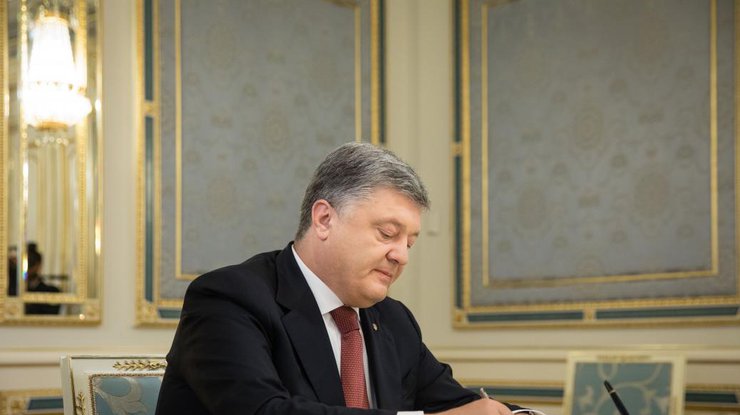 Президент подписал закон. Фото: president.gov.ua