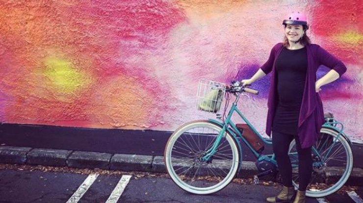 Джули Джентер отправилась в роддом на велосипеде. Фото: Instagram