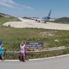 Пролетел 10 метров: во время взлета самолета ребенка сдуло с полосы (видео)