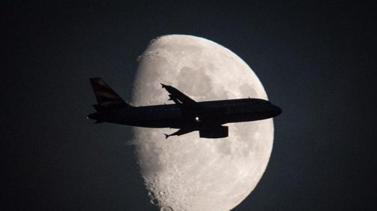 США анонсировали отправку экипажа на орбиту Луны