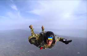Спортсмены-парашютисты будут принимать участие в престижных соревнованиях. Фото: mil.gov.ua