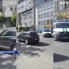 Легковушка и инкассаторский фургон "не поделили" перекресток в центре Киева