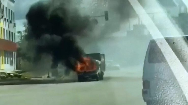 Авто загорелось посреди дороги. Кадр видео: "Киев оперативный"