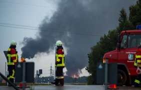 На месте происшествия работают сотни пожарных. Фото: picture alliance/dpd/S.Pieknik