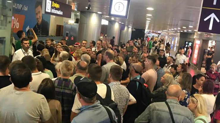 Пассажиры блокируют вылеты других рейсов. Фото: facebook.com/Олег Ищенко