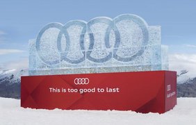 Фото: adme.ru/ Компания Audi установила 4-тонный ледяной логотип и предлагала скидку, пока он не растает