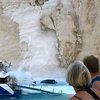В Греции на туристов обрушилась скала (видео)