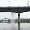 Мост Патона превратился в гигантский водопад (видео)