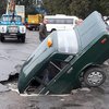 Под Киевом авто провалилось под асфальт (видео)