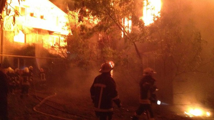 Пожар пылает в одном из корпусов санатория "Красные Зори"