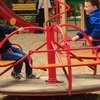 Опасные игры: ребенок оказался в ловушке на детской площадке 