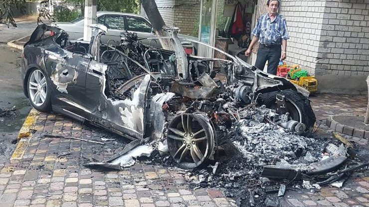 Электрокар полностью сгорел. Фото: Геннадий Литовченко в Facebook.