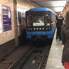 В киевском метро самоубийца разбил поезду лобовое стекло (фото)