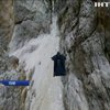 Італійські екстремали пролетіли крізь ущелину (відео)