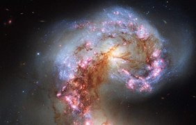 Яростное столкновение спиральных галактик Фото: ESA