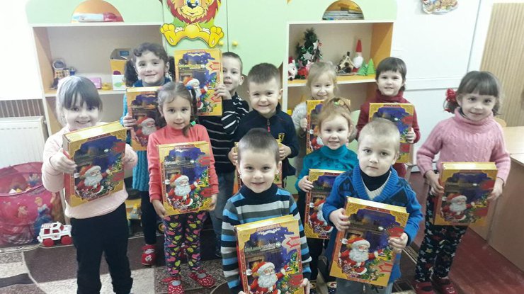 Фото: "Укрлендфарминг" Бахматюка подарил детям паевиков настоящий сладкий праздник