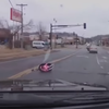 Ребенок выпал из машины вместе с автокреслом (видео)