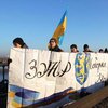 В Киеве на мосту Патона создали "живую цепь"