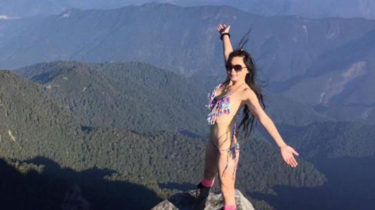 В Тайване разбилась "альпинистка в бикини"