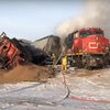 В Канаде перевернулся и загорелся поезд (видео)